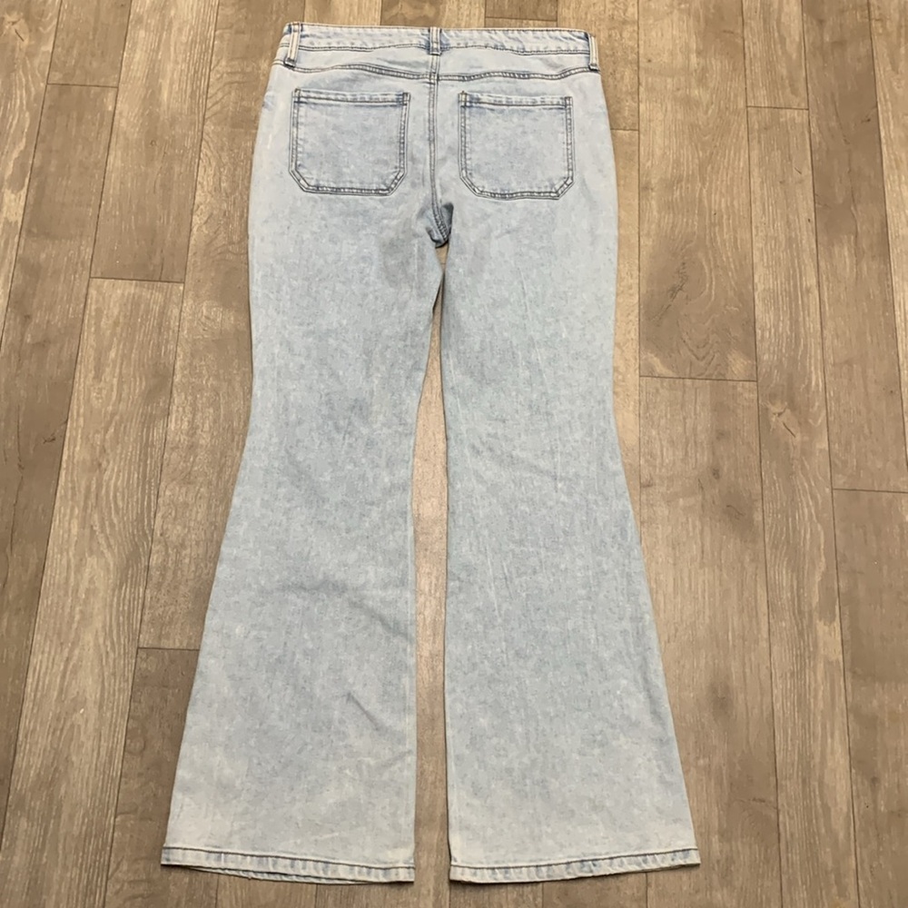 Womens NWT No Boundaries Light Wash Flare Jeans - Picture 3 of 9